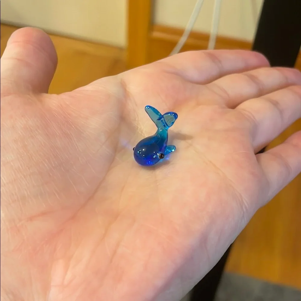 Tiny blue blown glass whale figurine - Picture 3 of 3
